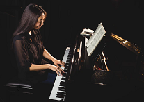 A girl playing the piano olm